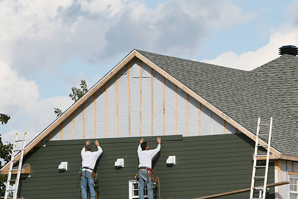 Professional Siding technician working in Uniondale, NY